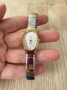 Vintage Timex oval ladies two tone expansion bracelet watch NEW BATTERY